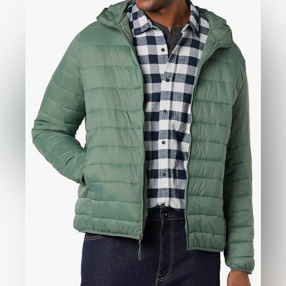 Amazon Basics Lightweight Waterproof Puffer Jacket Men's Packable Winter Jacket - Picture 3 of 10